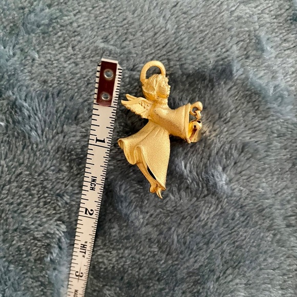 Vintage EUC Robyn Rush Christmas angel pin with movable dangling bell - Picture 3 of 7